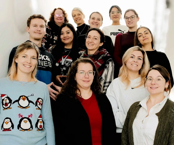 Alle TUMCells Mitarbeitenden in einem Gruppenbild